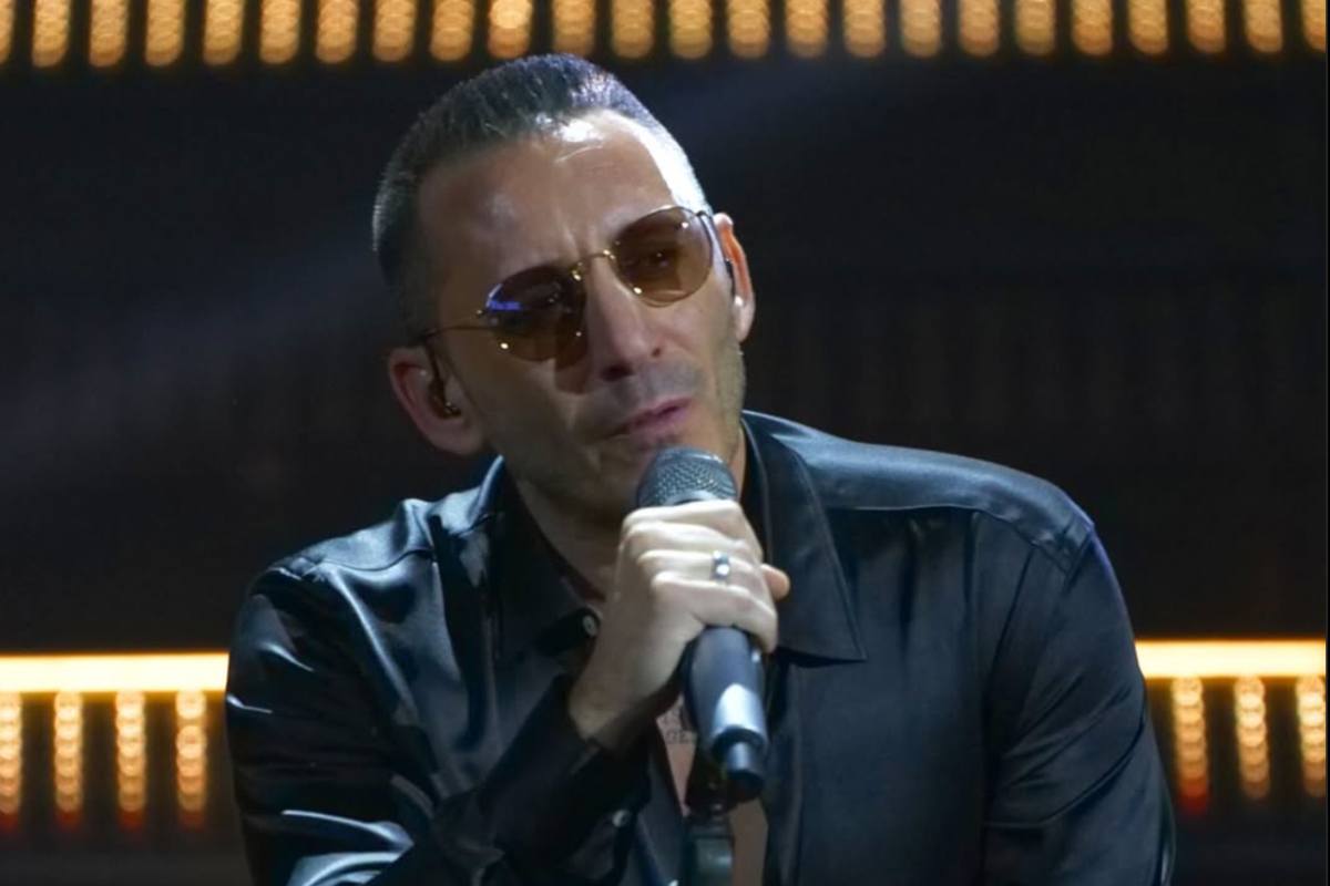 Kekko Silvestre mentre canta a Sanremo 2025