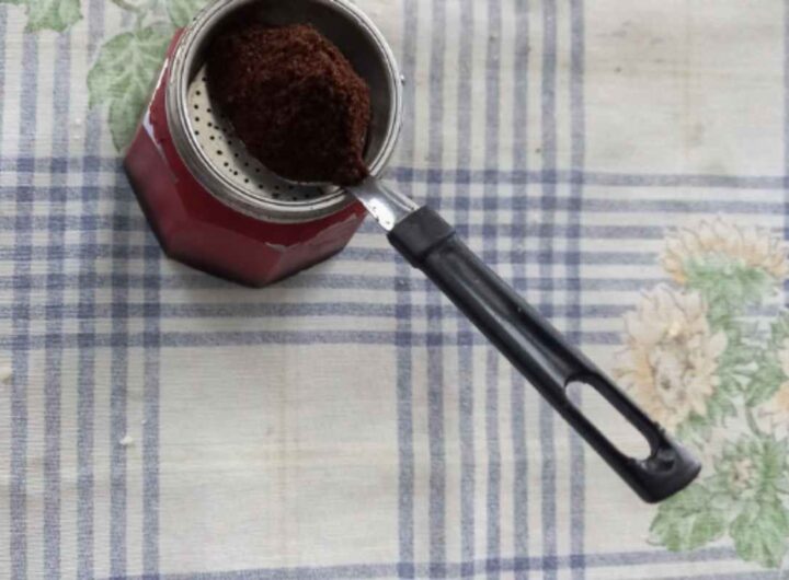 Per molti, il caffè preparato in moka rappresenta un rituale quotidiano, un momento di pausa e relax che segna l'inizio della giornata.